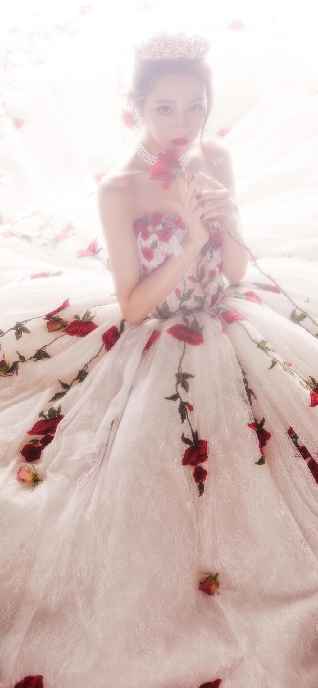 迪丽热巴玫瑰裙仙气好看的抖音壁纸